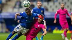 Ibra y Diego Gonz�lez disputan un bal�n en el Oviedo-M�laga