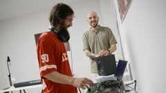 Aser, con uno de sus alumnos de disy�quey en la escuela Drop de Ourense