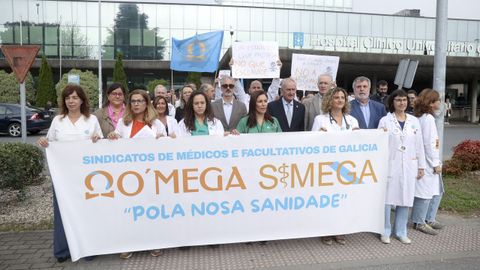 El presidente de la Organizaci�n M�dica Colegial (OMC), Tom�s Cobo,��particip� en la concentraci�n acompa�ado por los m�ximos responsables de los cuatro colegios m�dicos gallegos: Luciano Vid�n, Isidro J. Lago, Eduardo Iglesias y Pilar Garz�n