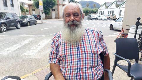 Pepe Riola, en la terraza del caf� Bah�a, en Cari�o, donde vive desde hace m�s de dos d�cadas
