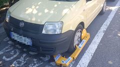 Un veh�culo estacionado en zona de carga y descarga, inmovilizado con cepos por la Polic�a Local de Ribadeo