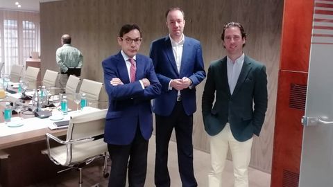  Los síndicos Manuel Fueyo y Eduardo Rodríguez y el síndico mayor Roberto Fernández Llera