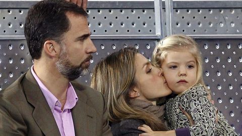 La reina Letizia besa a su hija, la infanta Sofa, ante el prncipe Felipe durante un partido entre Rafa Nadal y Roger Federer, en diciembre de 2010