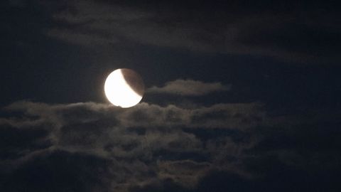 Las nubes impidieron ver el eclipse total en la ría de Vigo.