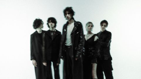 The Horrors difuminados en una imagen promocional.