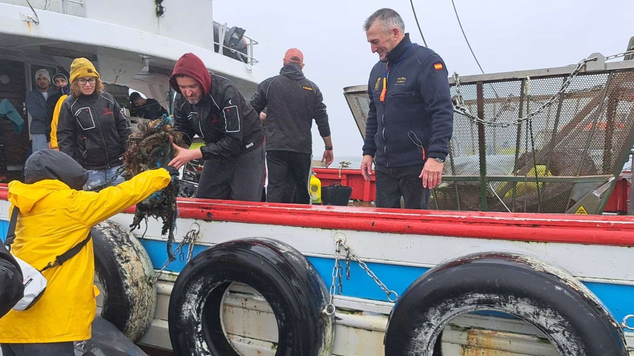 Las botellas de plástico se adueñan del paraíso: representan el 95 % de la basura marina recogida por Plancton en Areoso