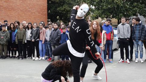 Alumnos del IES As Lagoas, de Ourense, realizan actividades para conmemorar el 8 de marzo, entre ellos, una  performance  de alumnos de 1� y 2� de bachillerato de Arte