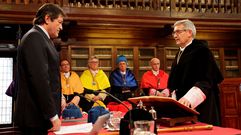 Santiago Garc�a Granda jura el cargo de rector de la Universidad de Oviedo ante la mirada de tres de sus predecesores.Santiago Garc�a Granda jura el cargo de rector de la Universidad de Oviedo ante la mirada de tres de sus predecesores