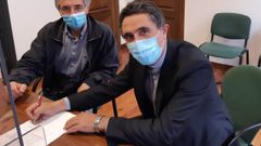 El obispo Fernando Garc�a Cadi�anos, en imagen de archivo con el alcalde de Mondo�edo