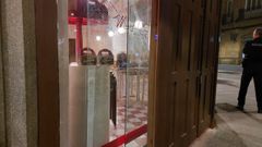 Cristal roto en la entrada de la Pasteler�a Meraki de Ourense