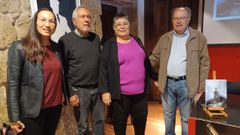 Marisa Castro, no medio, na presentaci�n en Celanova