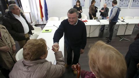 Gumersindo Galego, nuevo alcalde, saludando a los asistentes al pleno