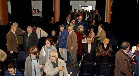 Numeroso p�bico sigui� desde el patio de butacas del Teatro Principal el desarrollo del pleno.