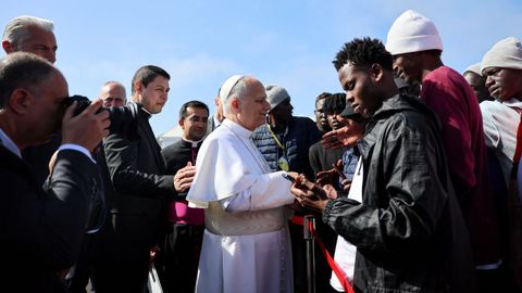 El papa saluda a los migrantes del centro Las Ra�ces.