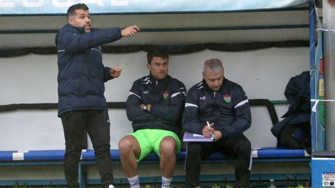 Jos� Tiz�n, con sus asistentes, dando instrucciones a su equipo desde la banda en Barra�a.