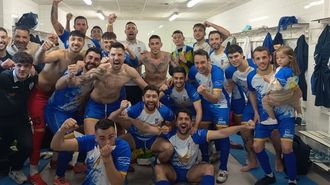 Jugadores del Arz&uacute;a celebran en el vestuario la victoria ante el Calo (2-0).
