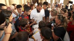 Borja Iglesias, rodeado por seguidores y firmando aut�grafos el pasado 14 de septiembre, en los soportales del pazo de Raxoi, con ocasi�n de la recepci�n que le brind� la corporaci�n municipal.