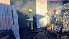 Los bomberos trabajaron durante toda la tarde para enfriar la zona