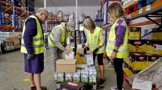 Grupo de voluntarios del Banco de Alimentos R&iacute;as Altas preparando el almac&eacute;n de sus instalaciones en A Grela (A Coru&ntilde;a) para la Gran Recogida del pr&oacute;ximo mes.