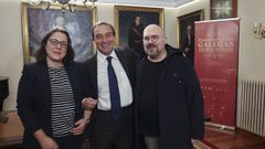 Conferencia y exposicin. Andrea Vitalini, archivero del teatro de la Scala de Miln -en el centro-, bromeando poco antes de su conferencia con Marieta Lorenzo y Javier Garbayo, comisarios de la exposicin Cantantes lricas galegas dos sculos XIX e XX, que puede visitarse en el compostelano colegio de Fonseca hasta el da 14 de noviembre.