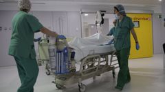 Entrada al bloque quir�rgico del Chuac, donde a mitad de este a�o 2026 hab�a m�s de 11.100 pacientes en la lista de espera para ser operados