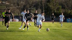 Javi Muo, conduciendo un ataque, abri el marcador en la victoria 2-0 del Noia en el Julio Mato ante el Vilalonga.