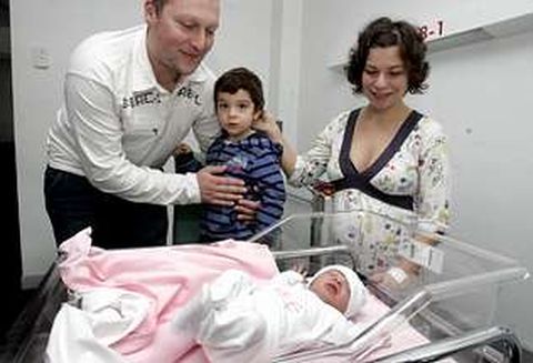 Sabela, una vilagarciana que pes� 3,200 kilos, junto con su familia en Hospital de O Saln�s.