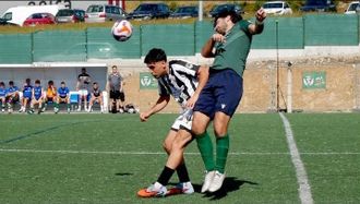 La pugna por cada bal�n fue intensa en un choque marcado por el calor