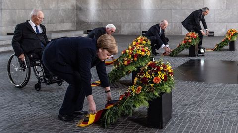 Ofrenda floral en la Neue Wache de la canciller Angela Merkel, el presidente Frank-Walter Steinmeier y los jefes del Bundestag, Wolfgang Schäuble, del Bundesrat, Dietmar Woidke, y  del Tribunal Constitucional, Andreas Voßkuhle