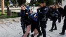 La Polic�a de Fronteras de Israel con una mujer detenida en la explanada de la mezquita de Al Aqsa.