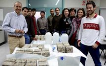 Javier Taboada (izq.) con el grupo de investigaci�n de minas de la Universidad de Vigo en el 2008.