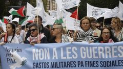 Miles de persona participan este domingo en Gij�n en la manifestaci�n convocada bajo el lema 'No a las guerras' por la plataforma 'Asturias por la paz', que aglutina a unas 40 organizaciones de Asturias, en conmemoraci�n del D�a Internacional de la Paz este 21 de septiembre.