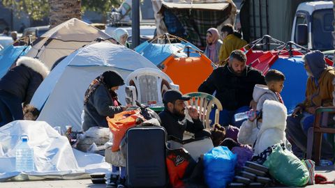 Personas desplazadas acampando