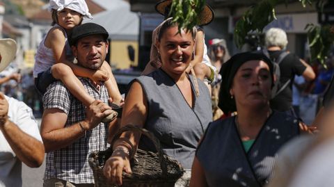 Nueve carrozas participaron en el desfile de la Festa da Vendima de Leiro