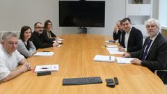 Reuni�n de los representantes del sindicato CIG-Ensino, el de mayor representaci�n en la escuela p�blica gallega, con directivos de la Conseller�a de Educaci�n (derecha) con el conselleiro, Rom�n Rodr�guez, en medio