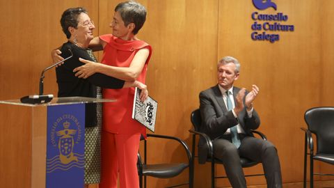 Dolores Vilavedra (de vermello) d&aacute;lle unha aperta a Rosario &Aacute;lvarez en presenza de Alfonso Rueda