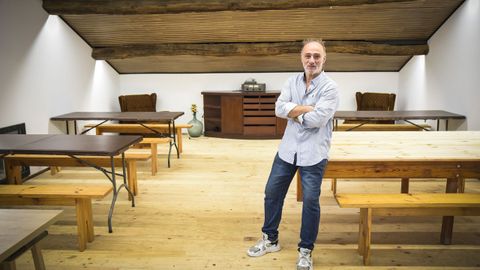 El propietario del Parvadas, Miguel Ruibal, en el reservado del renovado establecimiento