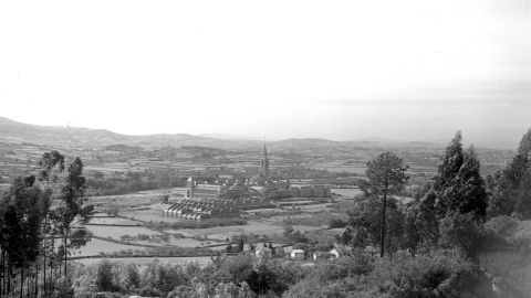 OCHOBRE. Vista de la Universid� Llaboral dende la xubida a l'Infanz�n, h. 1960