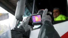 Un trabajador de ArcelorMittal prueba una c�mara t�rmica en el acceso a la planta