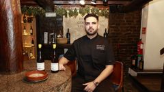 lex Lista, en su local, Furancho Brasa Clandestina, con un plato de la sopa de pescado con la que competir en San Sebastin Gastronomika