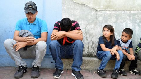 Migrantes centroamericanos aguardan para formalizar su petici�n de asilo en Tapachula (M�xico)