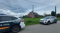 Al fondo, la casa en As Barreiras donde aparecieron los dos cad�veres el pasado d�a 5 de diciembre