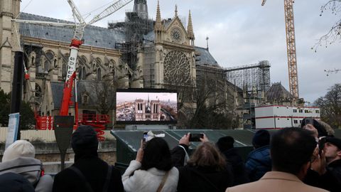 A medioda ya haba expectacin en el exterior de la catedral