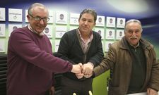 Lores, en el centro, con el presidente y el secretario de la mancomunidad de montes. 