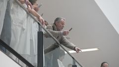 Un hombre increpa a Pedro S�nchez en el HUCA