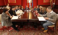 A firma do protocolo reuniu en Raxoi a alcaldes e concelleiros dos doce municipios implicado<span lang= es-es >s. </span>