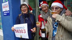 La duea de la administracin nmero 1 de Cudillero, donde se vendieron 10 dcimos a turistas por el verano, celebran la venta de dcimos del segundo premio del Sorteo Extraordinario de la Lotera Nacional de Navidad