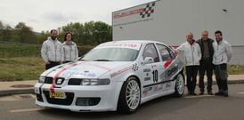 Equipo y piloto Juan Campos, en la presentaci�n de la escuder�a acompa�ados por el regidor de Cerdedo.