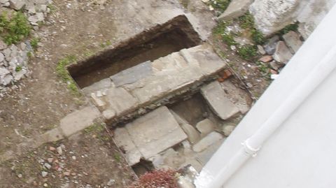 Junto a restos de menor antig�edad. Otras hileras de piedras quedaron al aire con las excavaciones, pero el muro que se cree medieval solo se percibe en el agujero m�s profundo practicado en una de las catas.