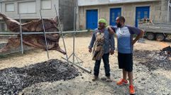 Urbano VArela, con gorro, fue el ayudante de cocina y  Iv�n Pipo �lvarez (el de la derecha) fue uno de los comensales y se encarg� de inmortalizarlo en fotograf�as